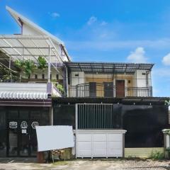 OYO 95035 Harmony Guest House Syariah Sawojajar