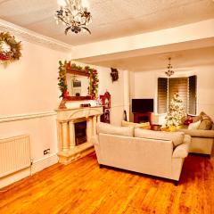 Luxury 5-Bed Home in Nicholson, Close to Sheffield City Centre, Jacuzzi, BBQ, Parking & Wi-Fi, Sleeps 10