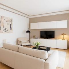 Champs Elysees - Deluxe apartment with lift for 4