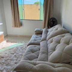 Casa completa com dois quartos e uma suíte master, localizada no bairro Alphaville Fazendinha