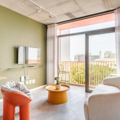 Spacious Sea Point 1 BR parking, pool, bath, gym!