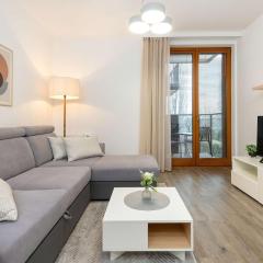Sadowa Spacious Apartment with Balcony next to Granary Island by Noclegi Renters