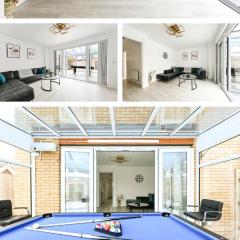 Swan's Place - Large 4bed home, Sleeps 9, Parking x2 & Games room