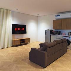 Spacious Modern Studio with TV, Kitchen & Desk