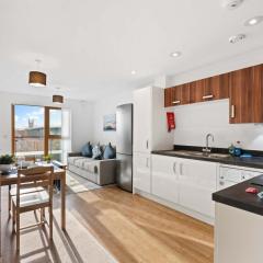 Brighton Getaway - Modern Apartment with Balcony