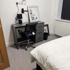 Spacious 4BR Cardiff Home with Free Parking