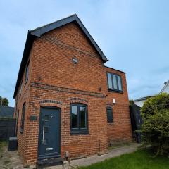 3BR Home, Driveway Parking, 1GB WiFi