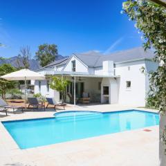 Largest one bed apartment & private pool in the Hoek