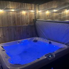 The Snug in Whitchurch with Hot Tub
