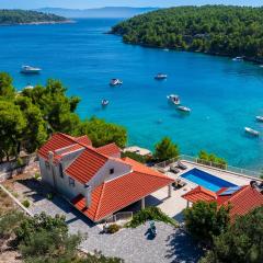 Luxury Villa Kate - in Lucice Bay with turquoise sea, Amazing Seaviews, and Heated Pool