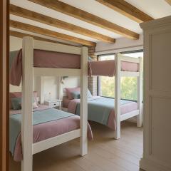 Beachfront house for 20 people