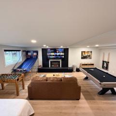 Huge Private Suite with Pool Table, Sauna & Fire Pit