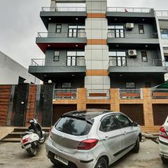 Townhouse Happy Keys Near Iskcon Temple Noida