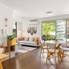 Stylish City Stay, Elizabeth Bay 2BR, Pool, balcony