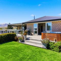 Tekapo Alps Family Home with Deck & Mountain Views
