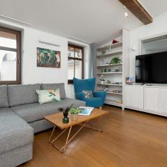 Modern Apartment with Air Conditioning and Terrace near Old Town in Cracow by Noclegi Renters
