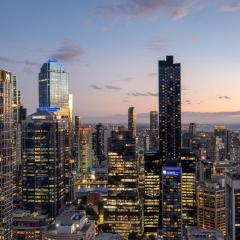 Skyline & Ocean View 2BR High Floor Residence, Near Marvel Stadium, Pool and Gym