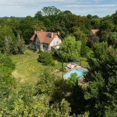 Le Baccara Lodge, véritable maison de famille avec piscine et parc