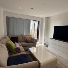 Stunning family friendly 2-bed flat in Chatham with free parking