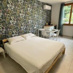 The Green Nest - pool & lake view