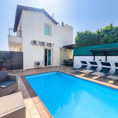 Villa Melinda - Beach & Pool Retreat