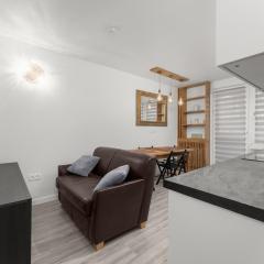 Bronowice Spacious Apartment by BookingHost