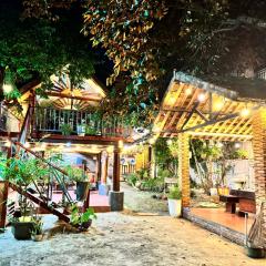 Nhà Sàn Bên Suối