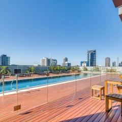 Epic CBD Apartment with Rooftop Pool Views and Gym!