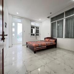 59 Nguyễn Hiền Phòng ban công có một giường