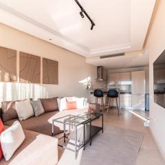 Urban Escape Designer Apartment with Balcony