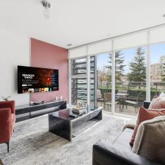Lux 4BR Townhome Walk to CN Tower with Parking