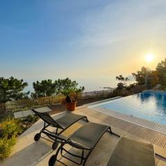 Sea-view villa for 11 guests with a heated infinity pool