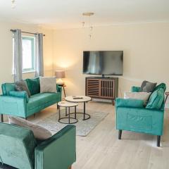 Spacious 4 Bed 3 Bath House Parking LongStays