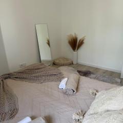 Stay at May's! Modern & Cozy Apartment