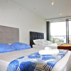 Oasis in Zona T with 2 Queen Beds, Pool, Sauna & Gym