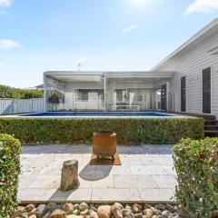 Coastal Oasis BBQ, Fire Pit & Heated Pool Sleeps 8