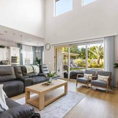 Modern & Bright 5BR|Near Stadium Westgate w/ Pool