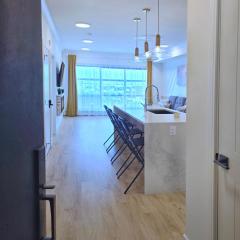 Family Modern 1BR and Den Condo - Apartment with City View, Downtown, Balcony, Free Parking & In-Suite Laundry!