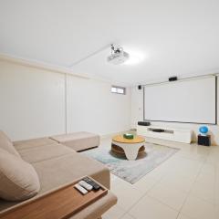 Spacious 4-Bedroom Family Retreat with Theatre