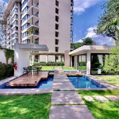 Sunset Views, Pool, Gym and Work Desk
