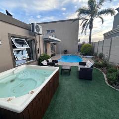 AquaPalms Hideaway - Family Friendly Pool & Hot Tub