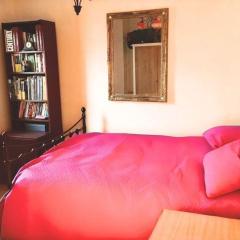 Women only- Private Guest Room5 in SW6 with En-Suite bathroom evening parking