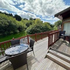 Kingfisher Cosy Lakeside Lodge