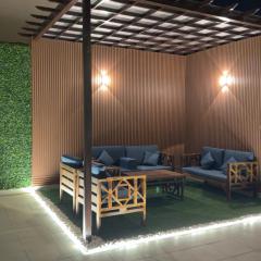 Luxury apartment with outdoor seating, separate entrance and self check-in شقة فاخرة مع جلسة خارجية ومدخل مستقل وتسجيل وصول ذاتي ومدخل سيارة خاص