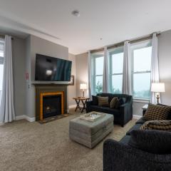 Snowshoe Village Ski-in - Ski-out Condo w Hot Tub