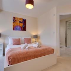 Modern House with Free Parking & Superfast WiFi