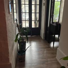 Bed in a room 2 blocks from Tres Cruces and PB