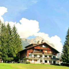 Luminoso e centralissimo attico, splendida vista panoramica sulle Dolomiti e sulle piste olimpiche