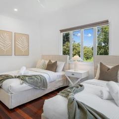 Sunny 3BR Upstairs Apartment Shops and Transport