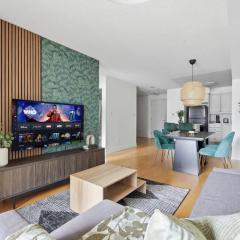 Tropical Designer King Suite - Sleeps 5 - Parking